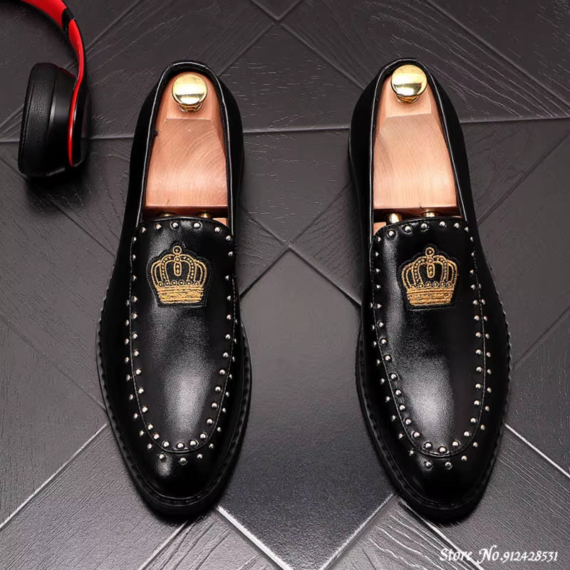 Designer Brand Casual Shoes Men Britain Crown Embroidery Rivet Oxford Homecoming Dress Wedding Prom Loafer Sapato Social Zapatos