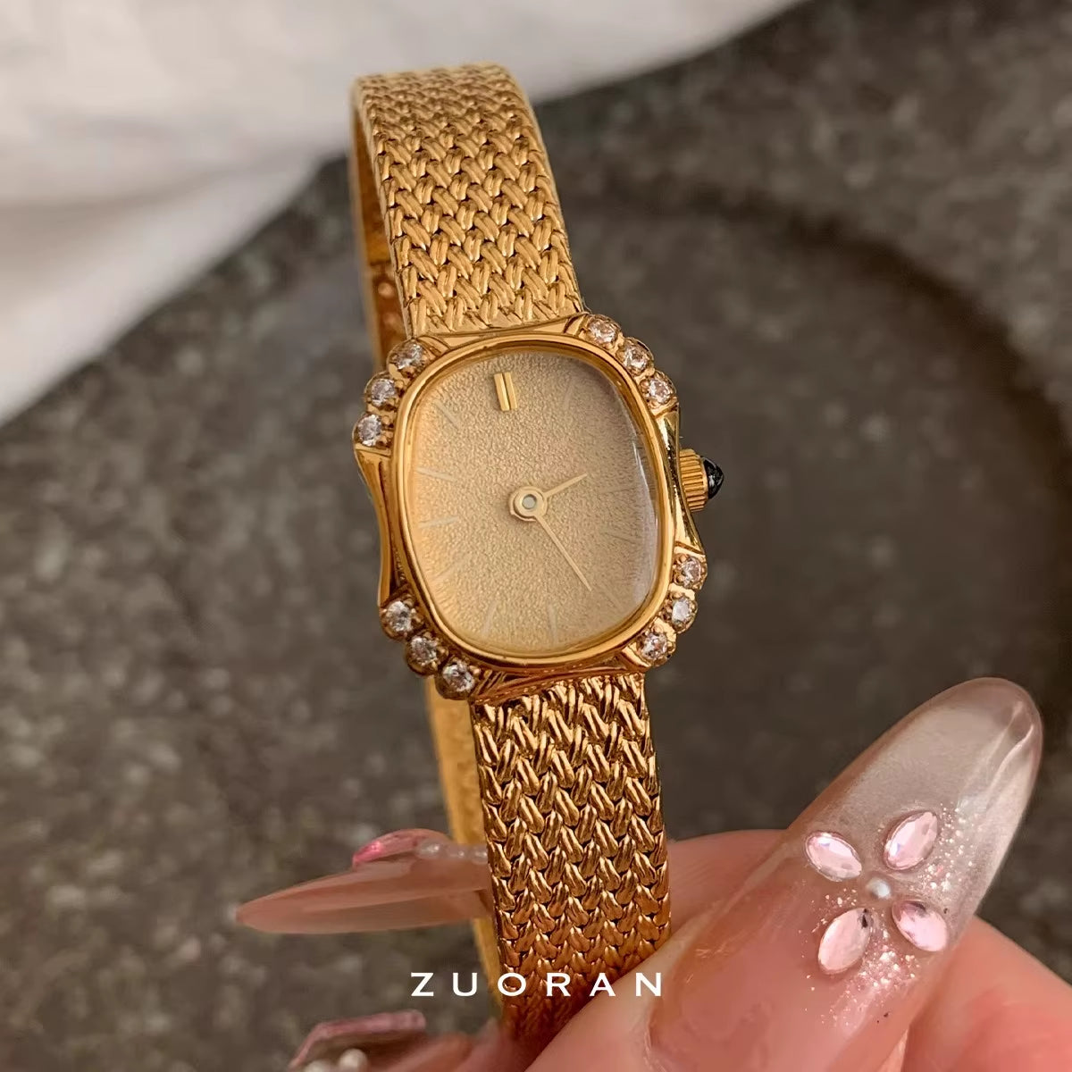 Vintage High-End Gold Watch, Fashionable and Exquisite Women'S Watch with Rhinestones Inlaid, Luxurious Temperament
