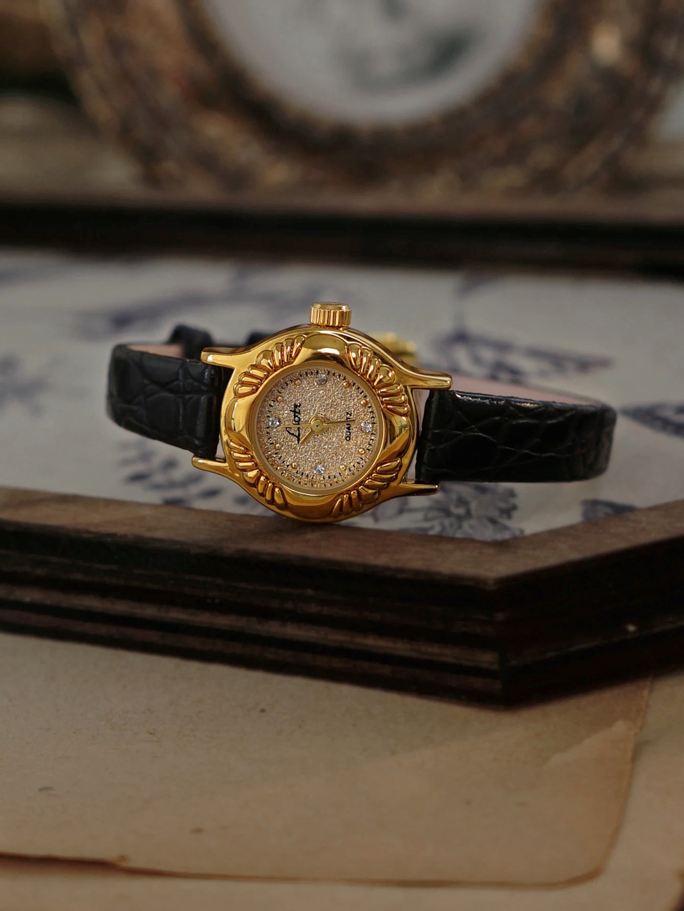 1 Nouvelle montre pour femme à petit cadran doré à motif gravé rétro français, montre étanche élégante et à la mode, exquise et compacte pour les jeunes dames