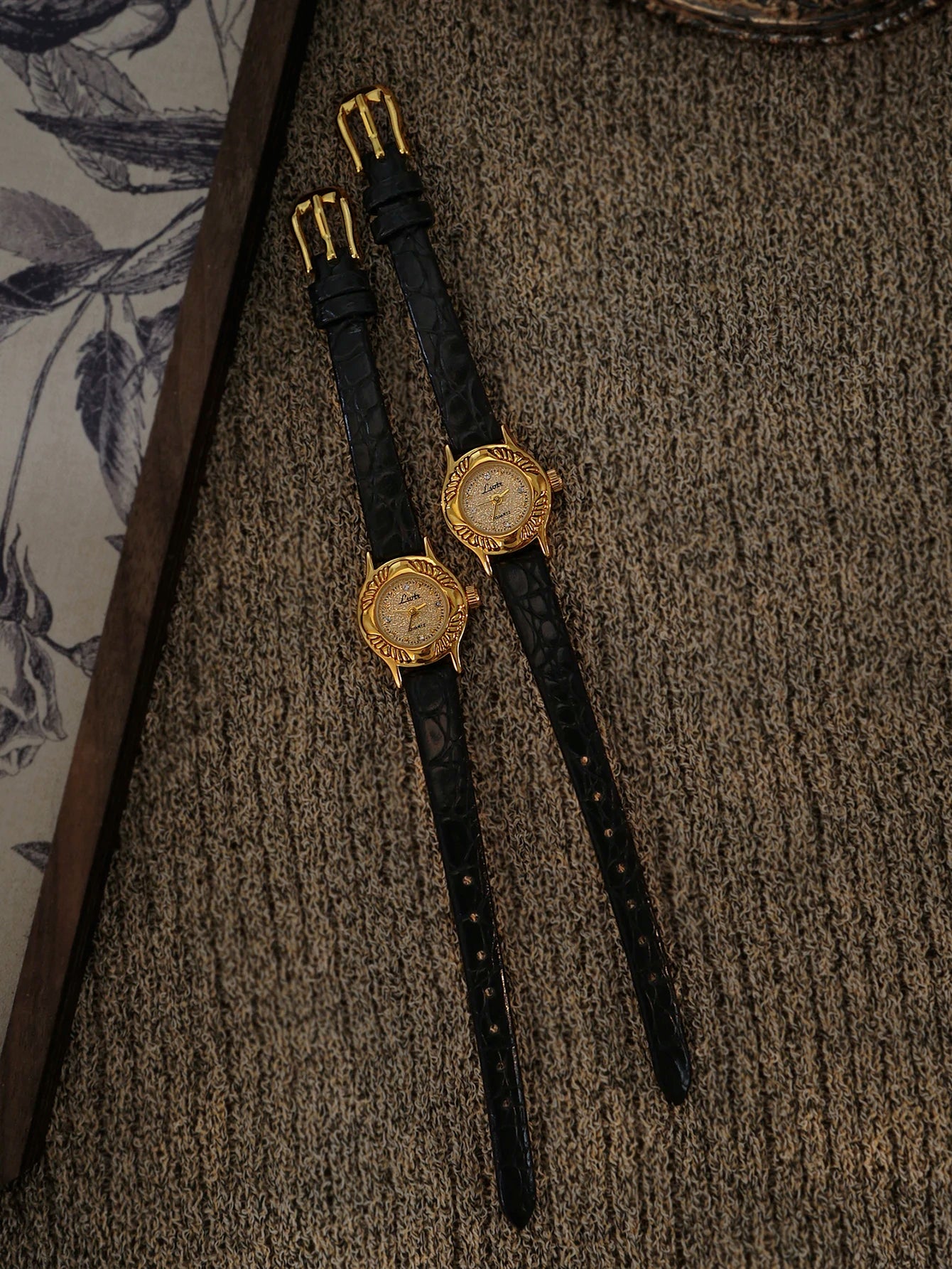 1 Nouvelle montre pour femme à petit cadran doré à motif gravé rétro français, montre étanche élégante et à la mode, exquise et compacte pour les jeunes dames