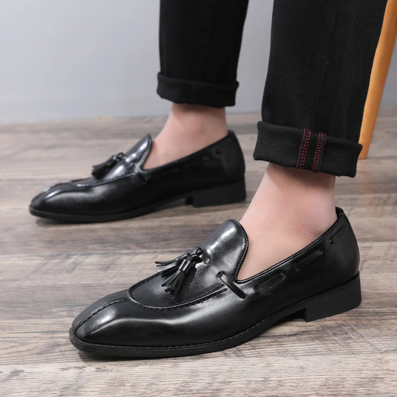 Mocassins à pompons pour hommes, chaussures d'affaires décontractées en cuir pour fête de mariage, chaussures plates classiques rétro de Style britannique