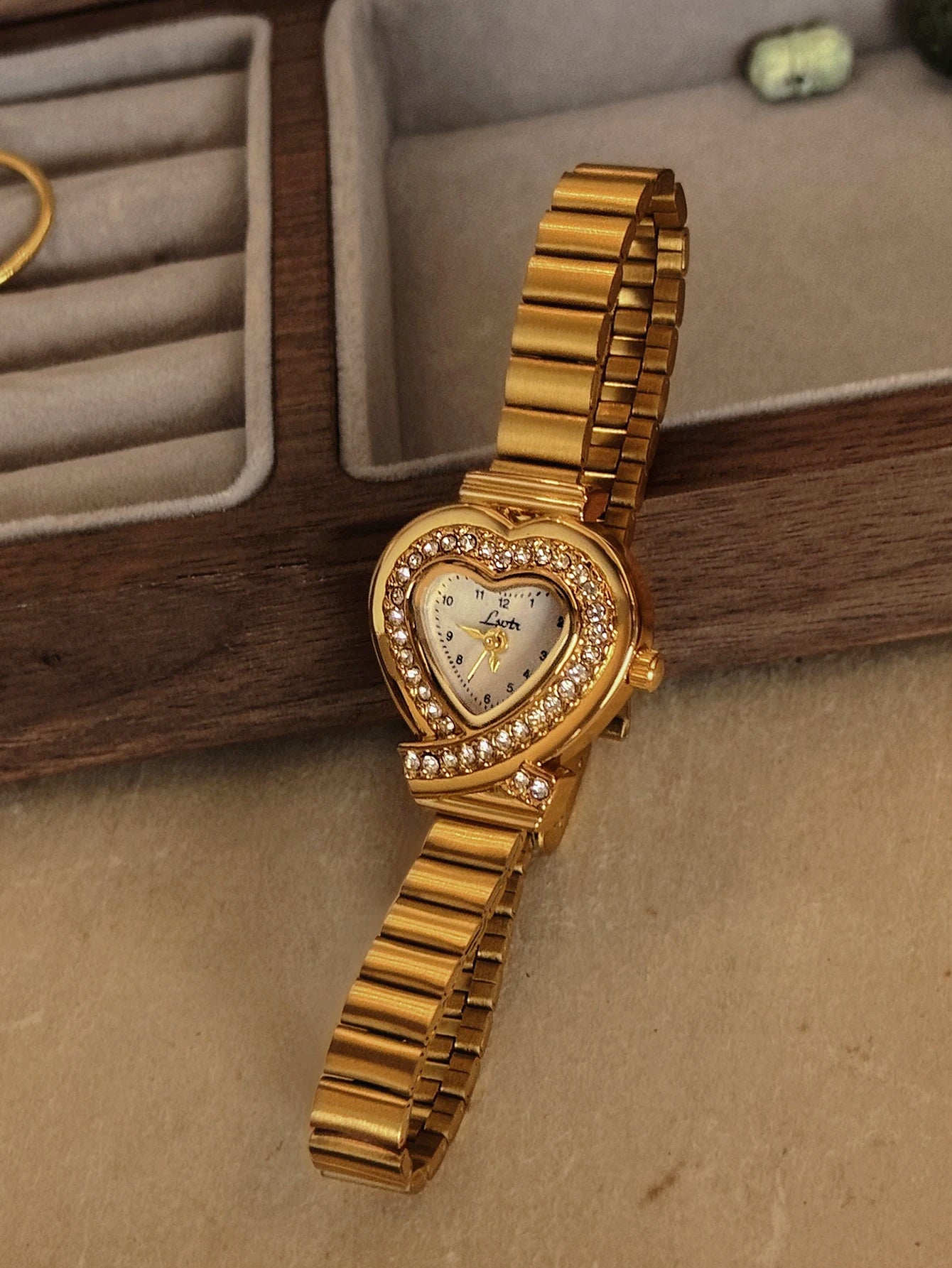 1 Nouveau petit cadran doré en forme de coeur sculpté rétro français pour femme avec strass, à la mode et simple, luxueux et élégant, bracelet compact étanche en acier inoxydable, montre à quartz classique pour femme