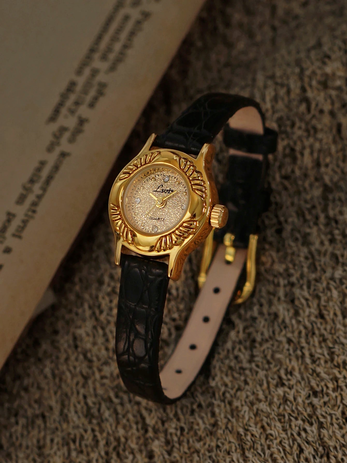 1 Nouvelle montre pour femme à petit cadran doré à motif gravé rétro français, montre étanche élégante et à la mode, exquise et compacte pour les jeunes dames