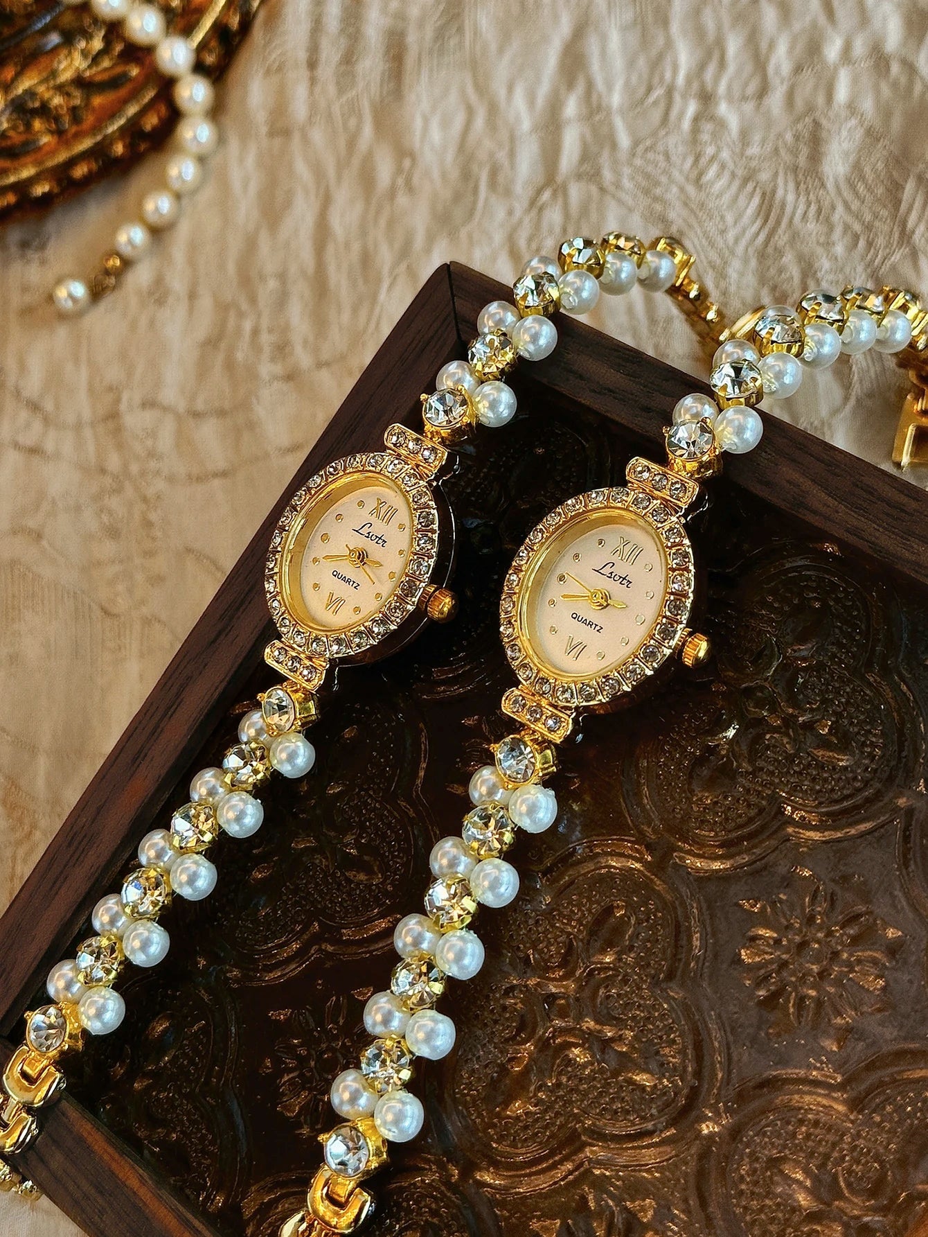 Montre luxueuse pour femme avec incrustations de perles et de strass, mode vintage élégante, cadran ovale en nacre, adaptée à un usage quotidien, aux fêtes, aux vacances et aux sorties