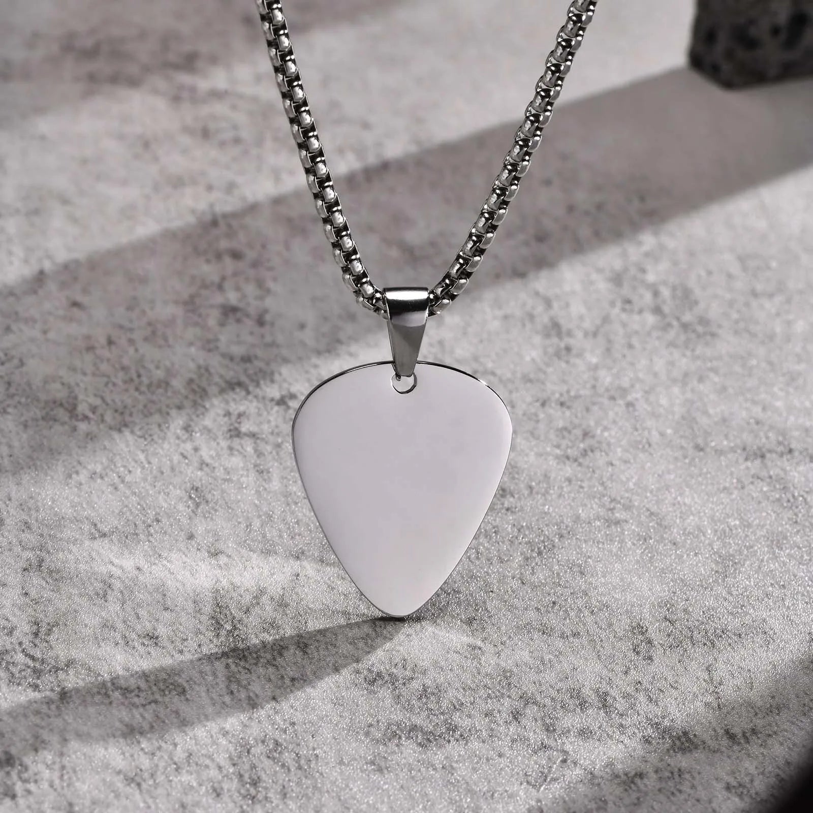 colliers de plectres de guitare avec nom personnalisé gratuit, pendentif de plectre de guitare personnalisé avec chaîne de boîte, cadeau pour les amoureux de la musique