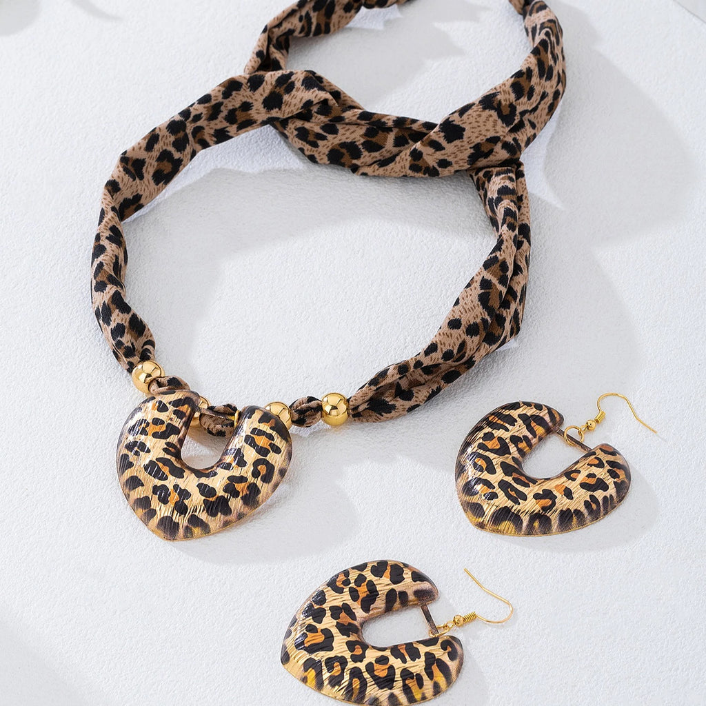Ensemble de collier et pendentif en forme de cœur, foulard en soie imprimé léopard marron, cadeaux pour femmes et filles, bijoux à la mode, offre spéciale, cadeau de fête, nouvelle collection 2025