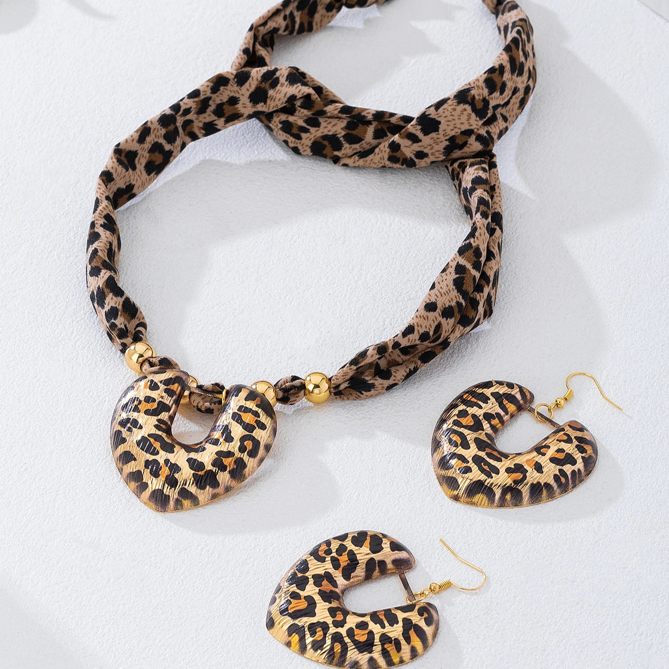 Ensemble de collier et pendentif en forme de cœur, foulard en soie imprimé léopard marron, cadeaux pour femmes et filles, bijoux à la mode, offre spéciale, cadeau de fête, nouvelle collection 2025