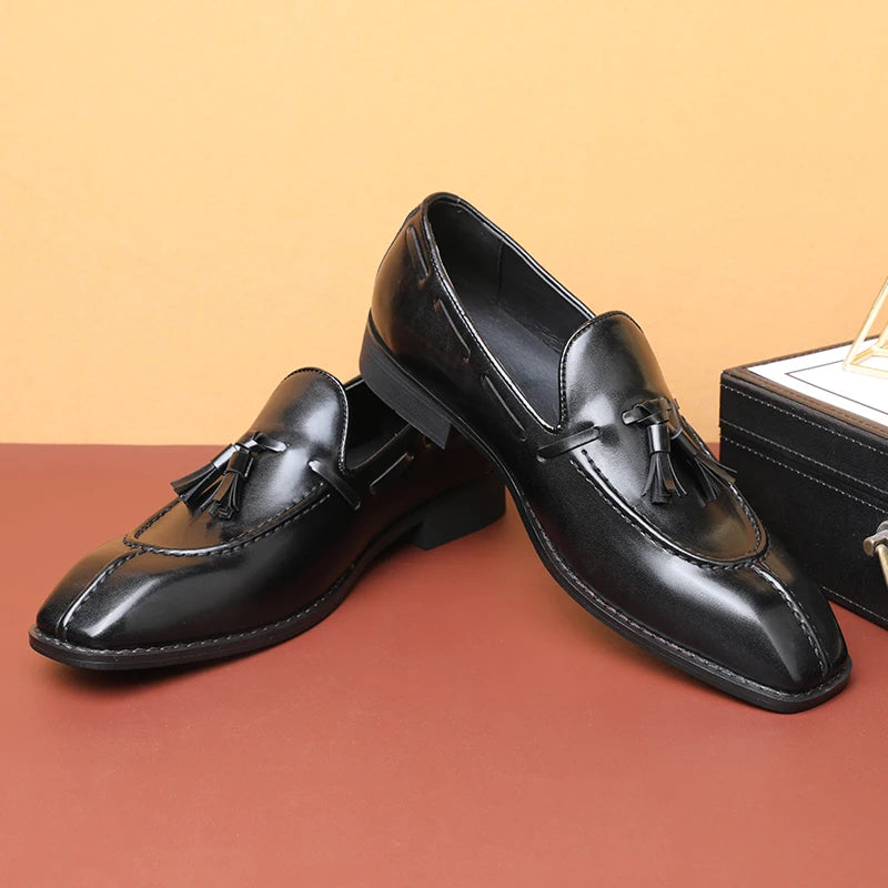 Mocassins à pompons pour hommes, chaussures d'affaires décontractées en cuir pour fête de mariage, chaussures plates classiques rétro de Style britannique