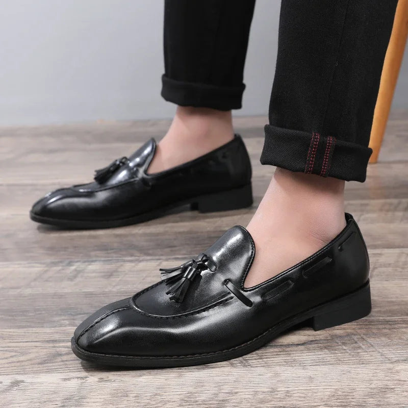 Mocassins à pompons pour hommes, chaussures d'affaires décontractées en cuir pour fête de mariage, chaussures plates classiques rétro de Style britannique