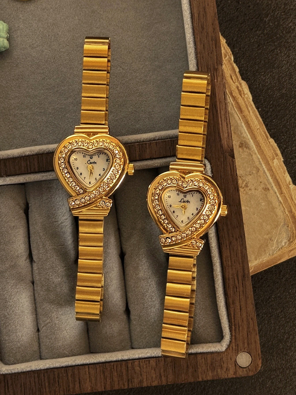 1 Nouveau petit cadran doré en forme de coeur sculpté rétro français pour femme avec strass, à la mode et simple, luxueux et élégant, bracelet compact étanche en acier inoxydable, montre à quartz classique pour femme