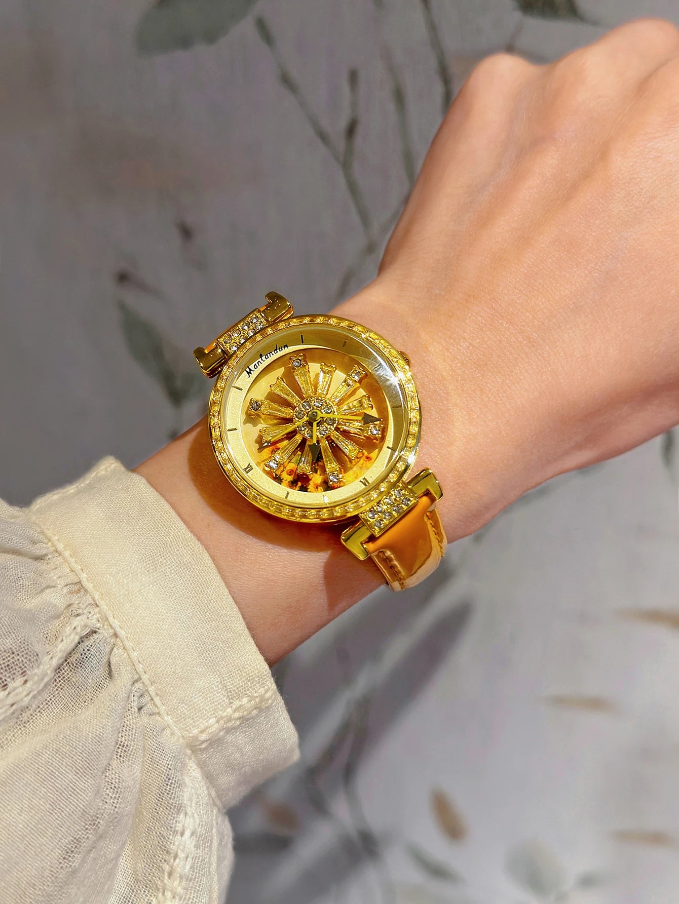 Montre élégante pour femmes, dos transparent, diamants incrustés, cadran galactique rotatif, Design Sunflower, boîtier en acier inoxydable, bracelet en cuir orange, montre à quartz étanche pour les rencontres des fem