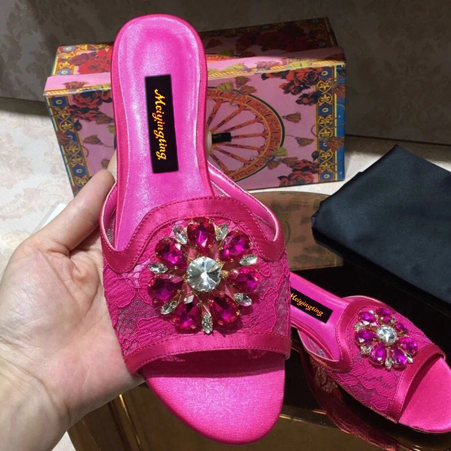 Pantoufles pour femmes, sandales coulissantes à bout ouvert décorées de strass en dentelle jaune et pierrees  nouvelle collection 2026