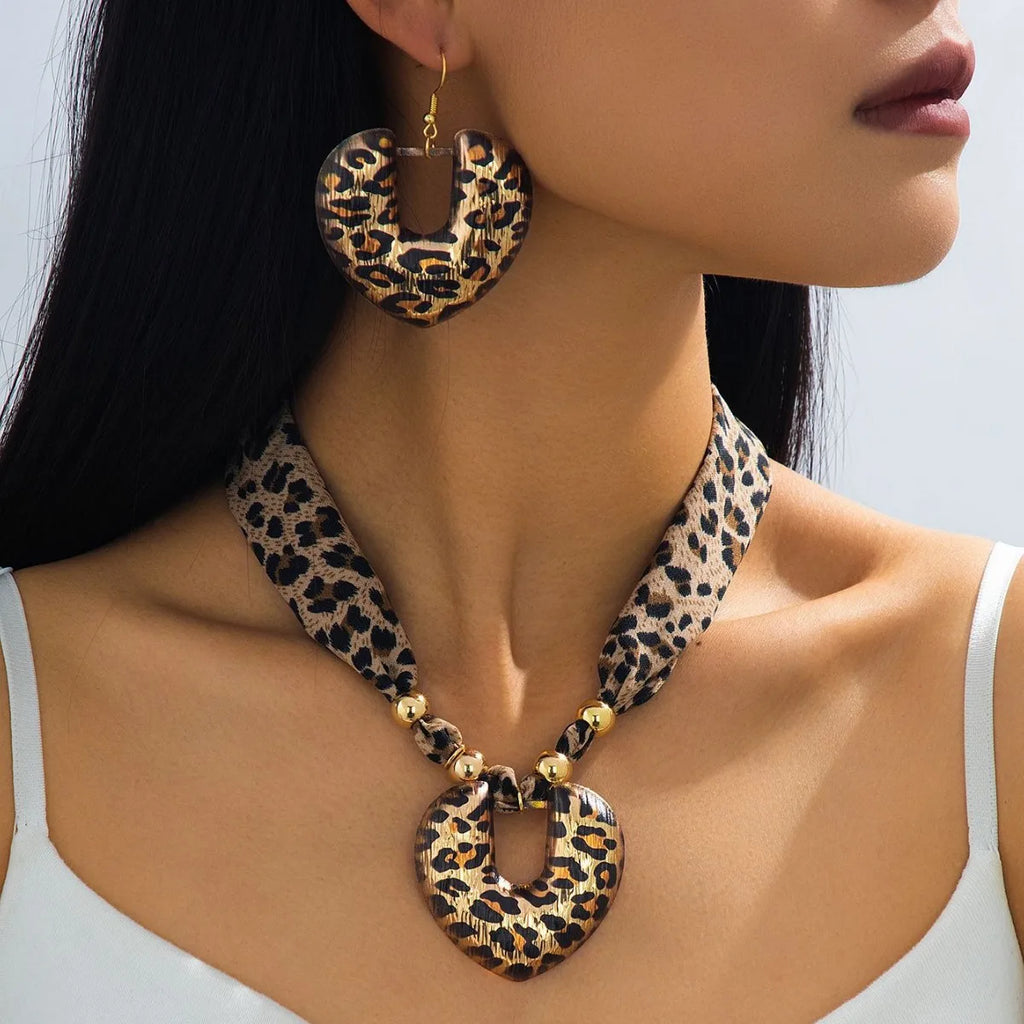 Ensemble de collier et pendentif en forme de cœur, foulard en soie imprimé léopard marron, cadeaux pour femmes et filles, bijoux à la mode, offre spéciale, cadeau de fête, nouvelle collection 2025