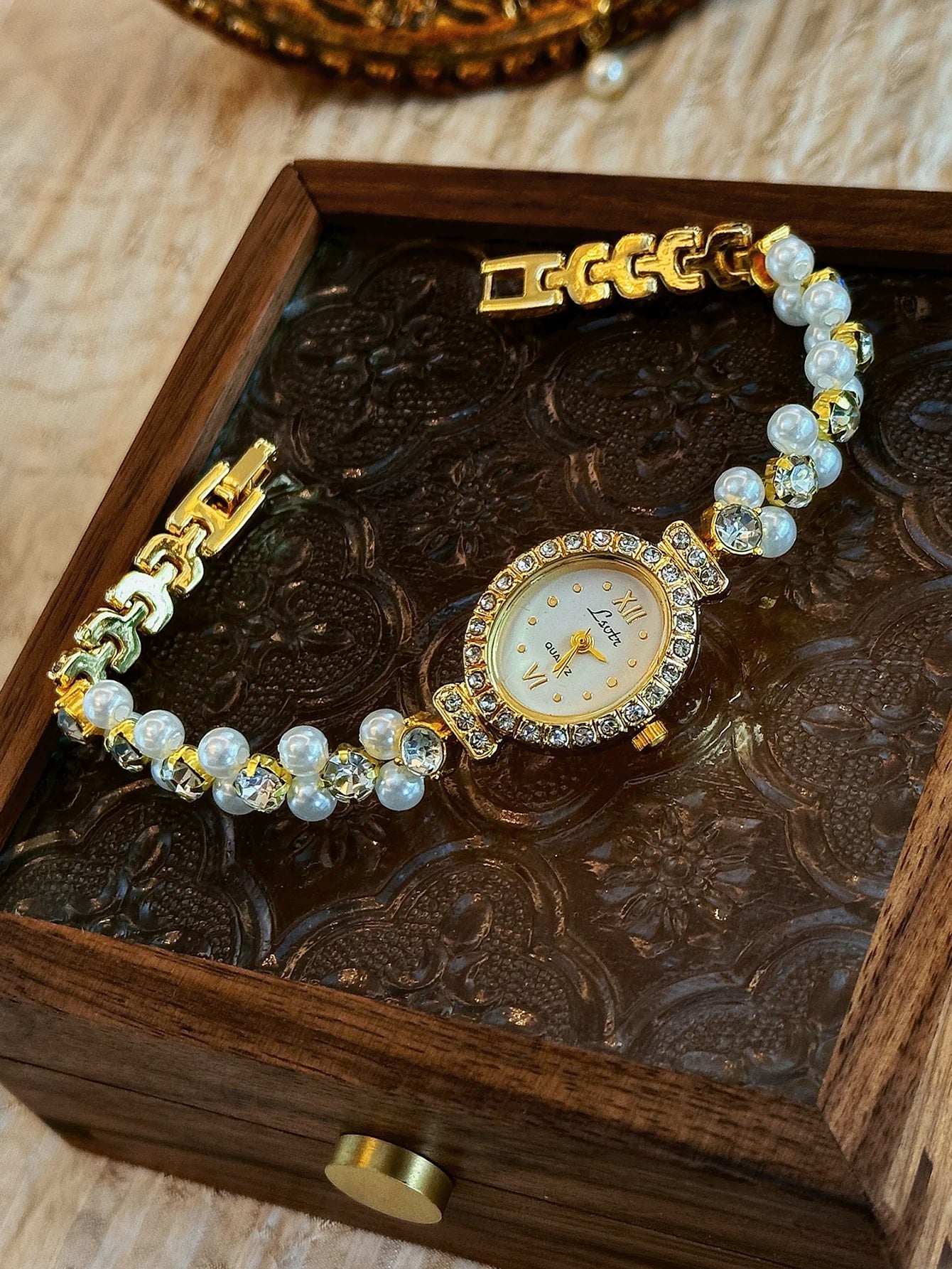 Montre luxueuse pour femme avec incrustations de perles et de strass, mode vintage élégante, cadran ovale en nacre, adaptée à un usage quotidien, aux fêtes, aux vacances et aux sorties