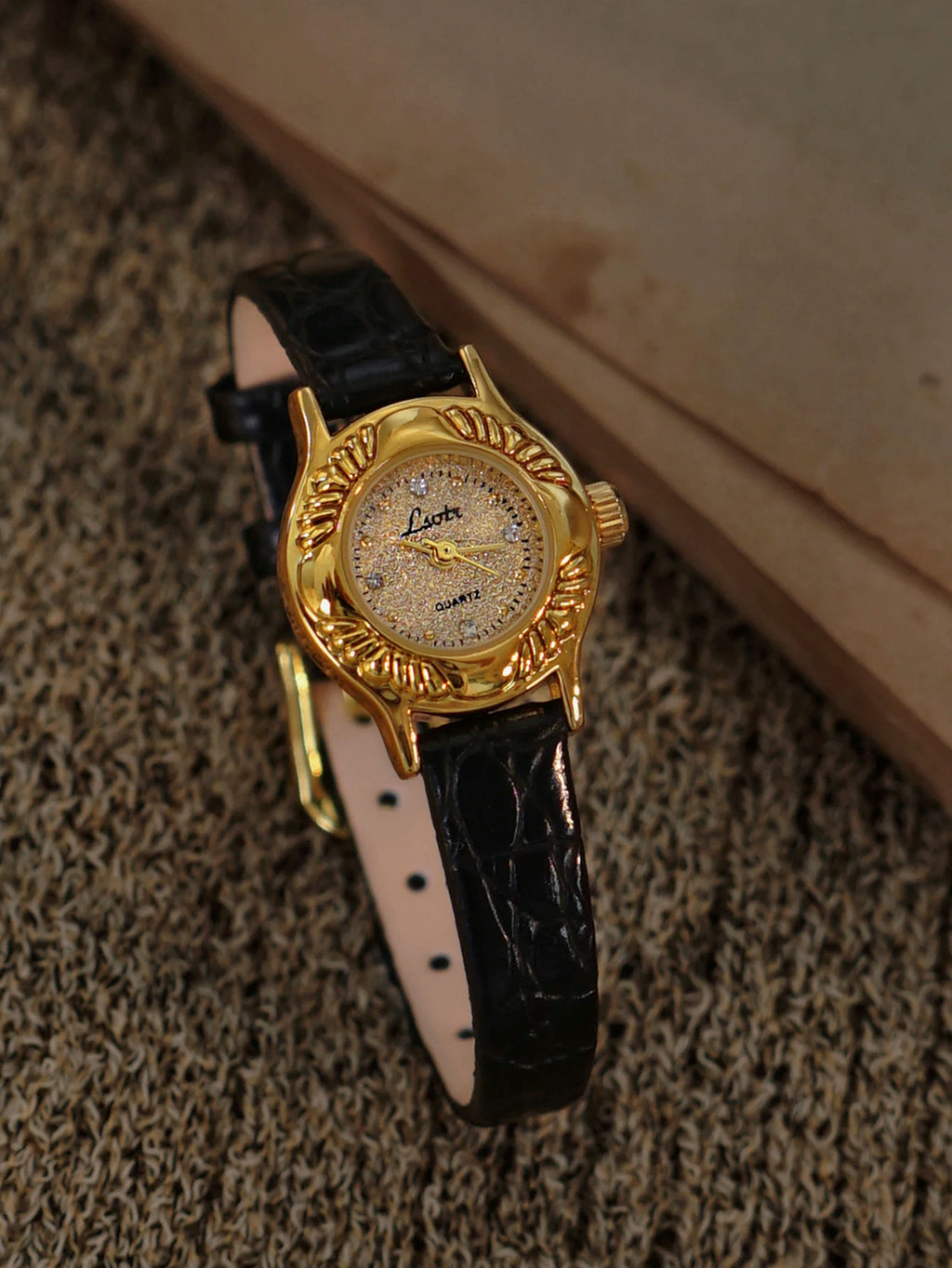 1 Nouvelle montre pour femme à petit cadran doré à motif gravé rétro français, montre étanche élégante et à la mode, exquise et compacte pour les jeunes dames