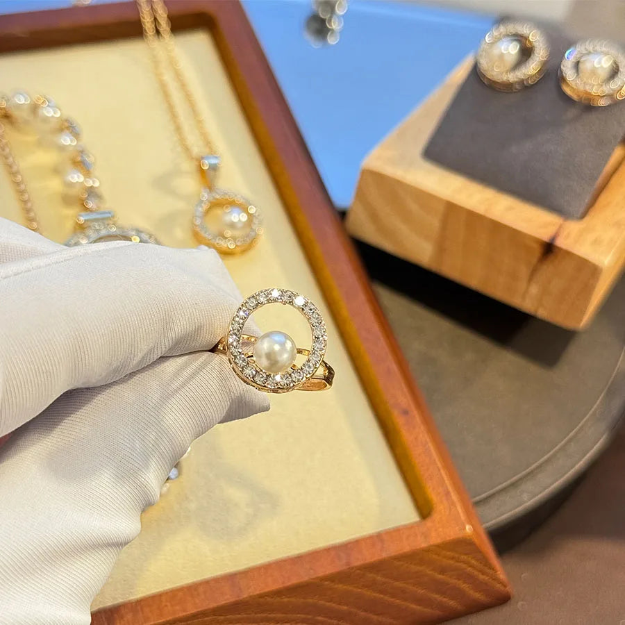Ensemble Montre de luxe en diamant incrusté de perles pour femmes, cadeau pour femmes, collier, boucles d'oreilles, bague, montre-bracelet élégante, Suite de quatre pièces