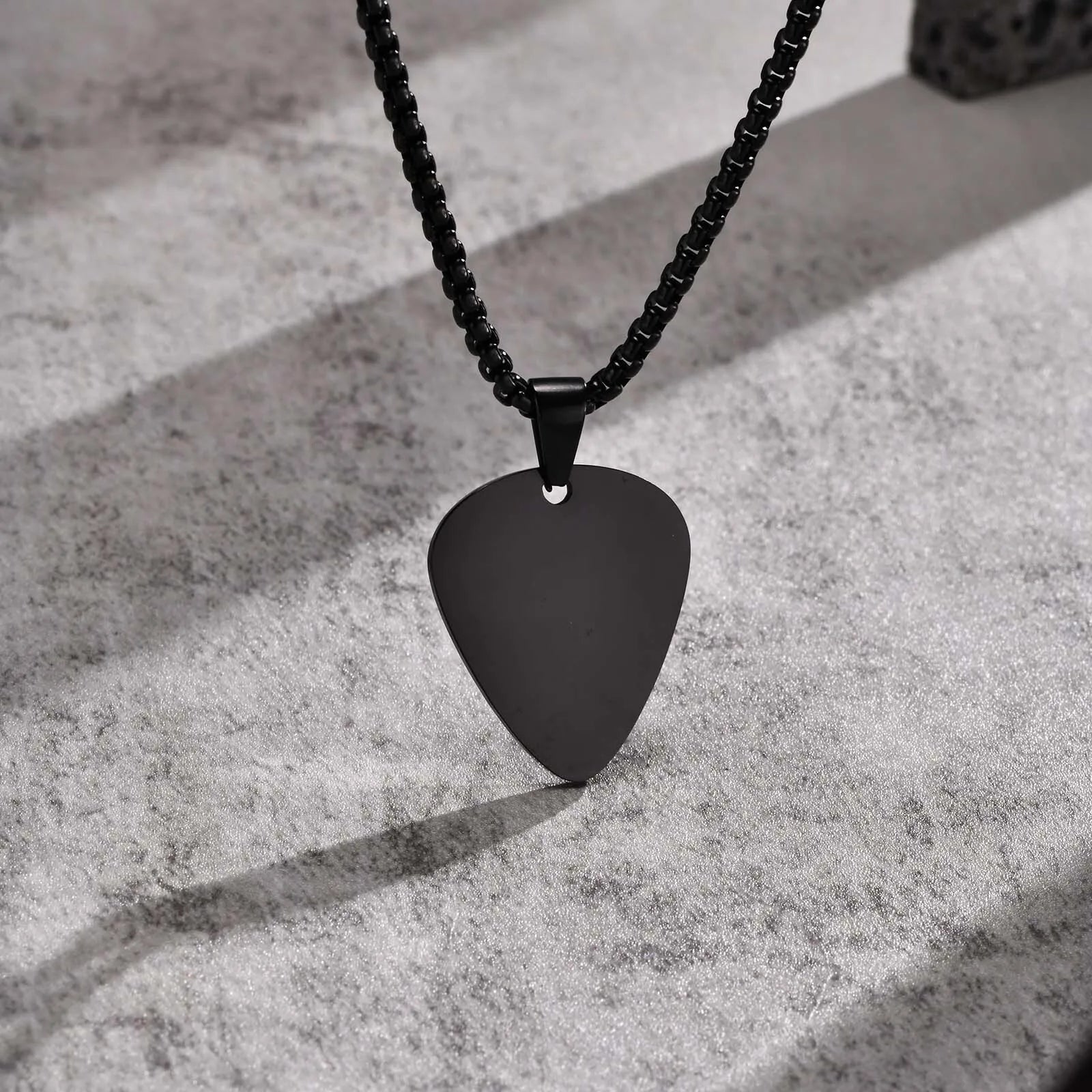 colliers de plectres de guitare avec nom personnalisé gratuit, pendentif de plectre de guitare personnalisé avec chaîne de boîte, cadeau pour les amoureux de la musique