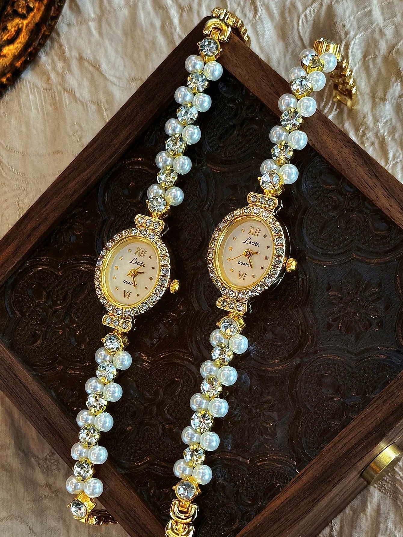Montre luxueuse pour femme avec incrustations de perles et de strass, mode vintage élégante, cadran ovale en nacre, adaptée à un usage quotidien, aux fêtes, aux vacances et aux sorties