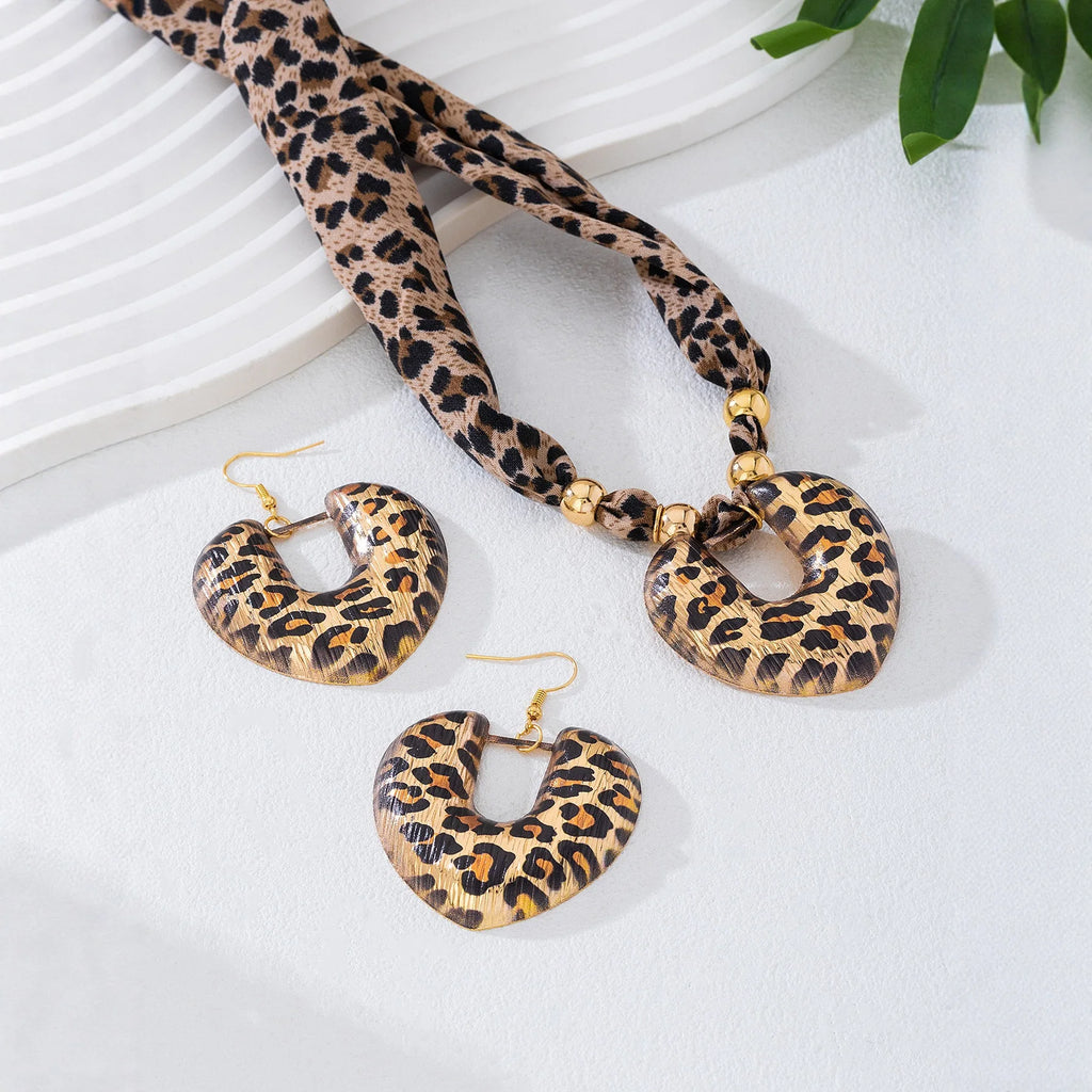 Ensemble de collier et pendentif en forme de cœur, foulard en soie imprimé léopard marron, cadeaux pour femmes et filles, bijoux à la mode, offre spéciale, cadeau de fête, nouvelle collection 2025