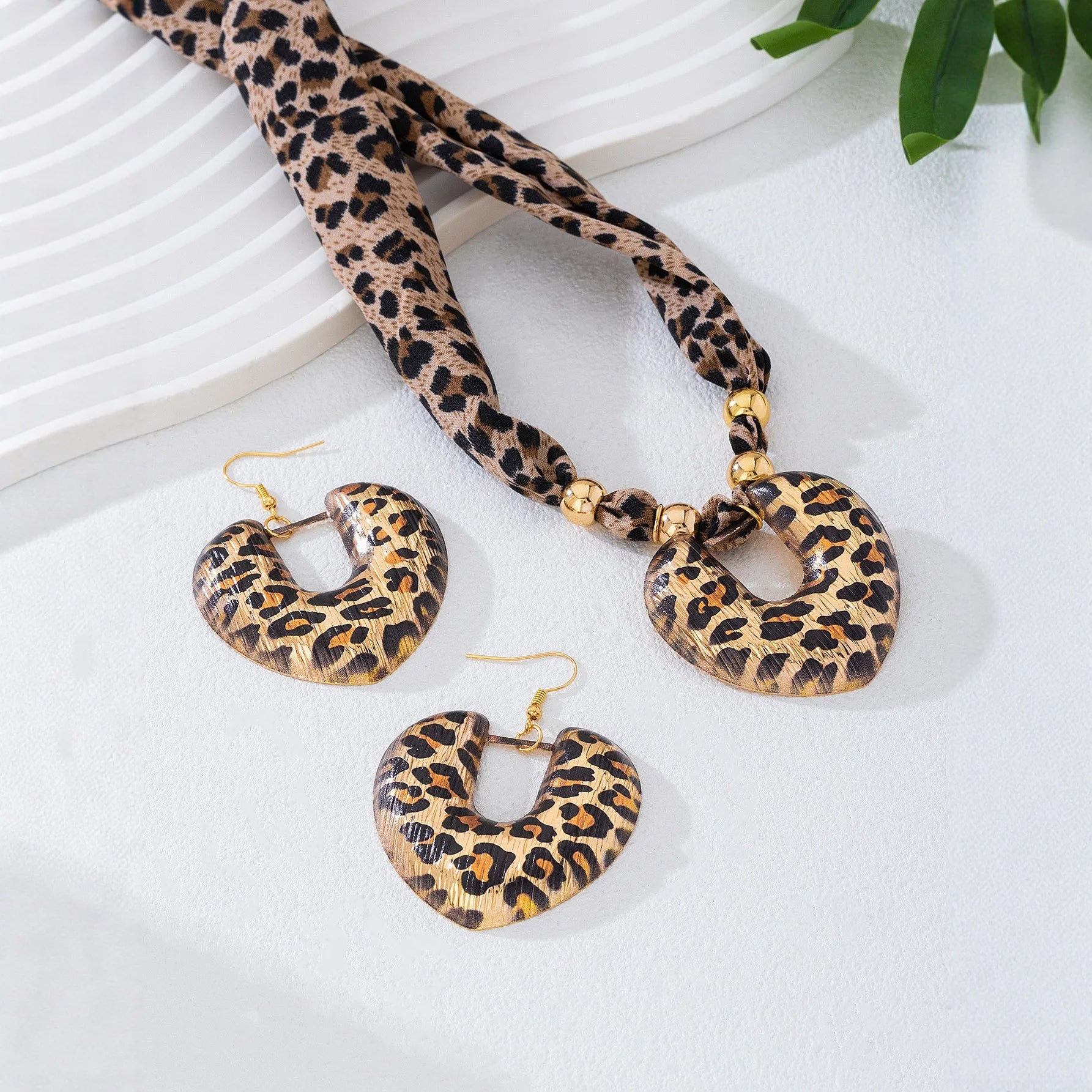 Ensemble de collier et pendentif en forme de cœur, foulard en soie imprimé léopard marron, cadeaux pour femmes et filles, bijoux à la mode, offre spéciale, cadeau de fête, nouvelle collection 2025