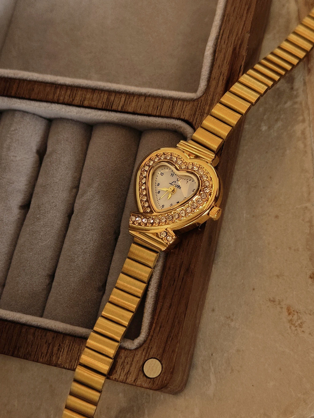 1 Nouveau petit cadran doré en forme de coeur sculpté rétro français pour femme avec strass, à la mode et simple, luxueux et élégant, bracelet compact étanche en acier inoxydable, montre à quartz classique pour femme