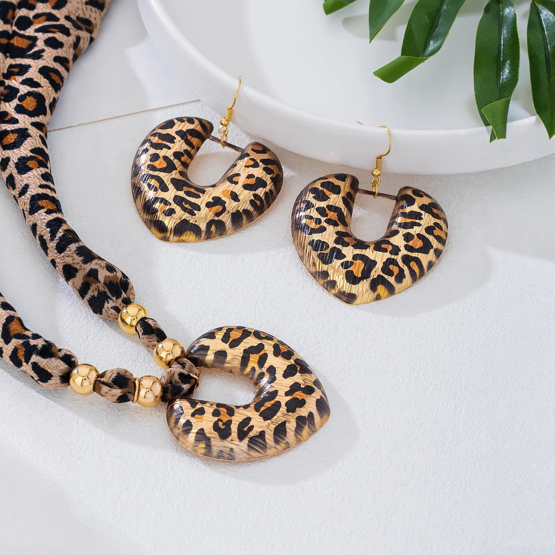 Ensemble de collier et pendentif en forme de cœur, foulard en soie imprimé léopard marron, cadeaux pour femmes et filles, bijoux à la mode, offre spéciale, cadeau de fête, nouvelle collection 2025