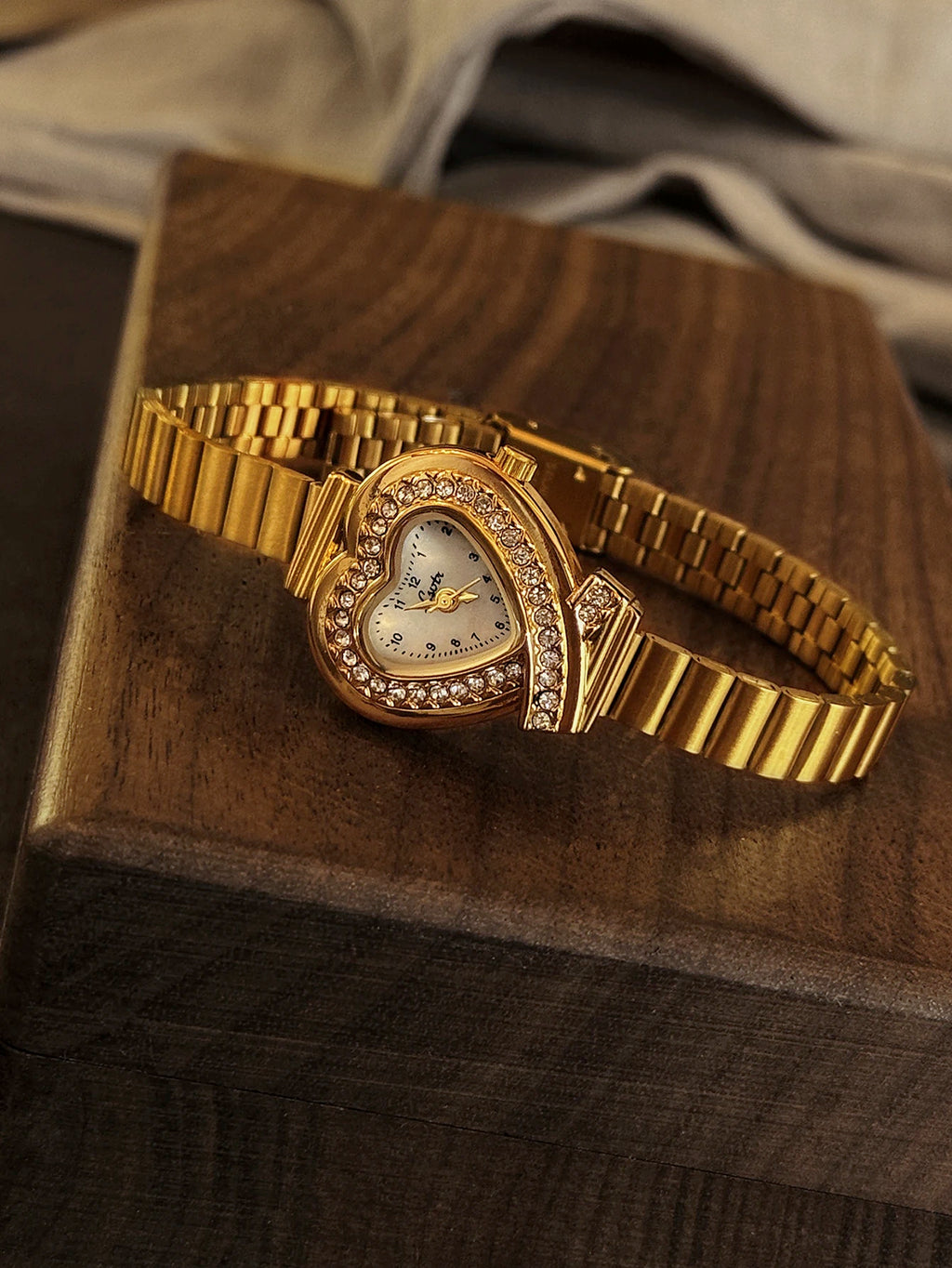 1 Nouveau petit cadran doré en forme de coeur sculpté rétro français pour femme avec strass, à la mode et simple, luxueux et élégant, bracelet compact étanche en acier inoxydable, montre à quartz classique pour femme