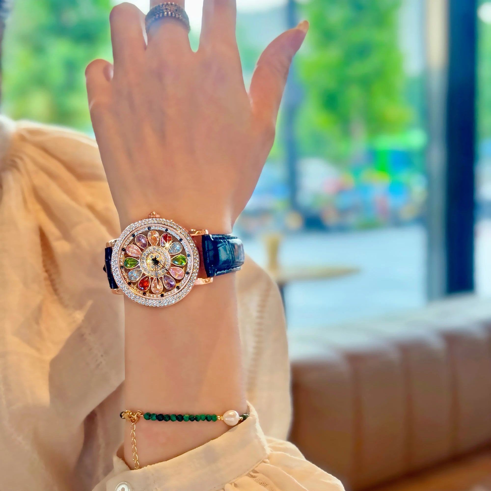 Montre à Quartz pour femmes, éblouissante et à la mode, avec incrustation de strass colorés, avec un cadran rotatif séduisant, Durable, 1 pièce