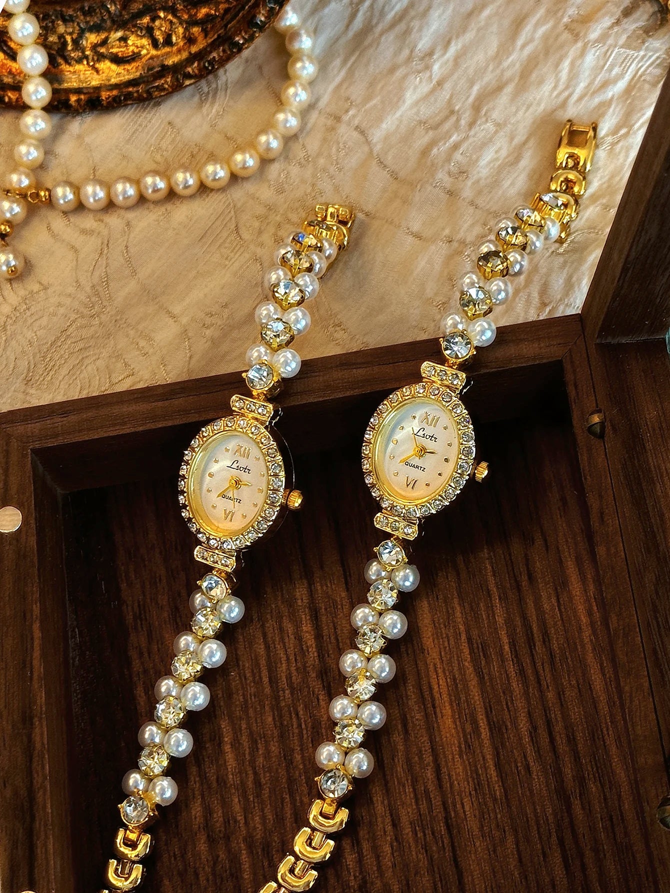 Montre luxueuse pour femme avec incrustations de perles et de strass, mode vintage élégante, cadran ovale en nacre, adaptée à un usage quotidien, aux fêtes, aux vacances et aux sorties