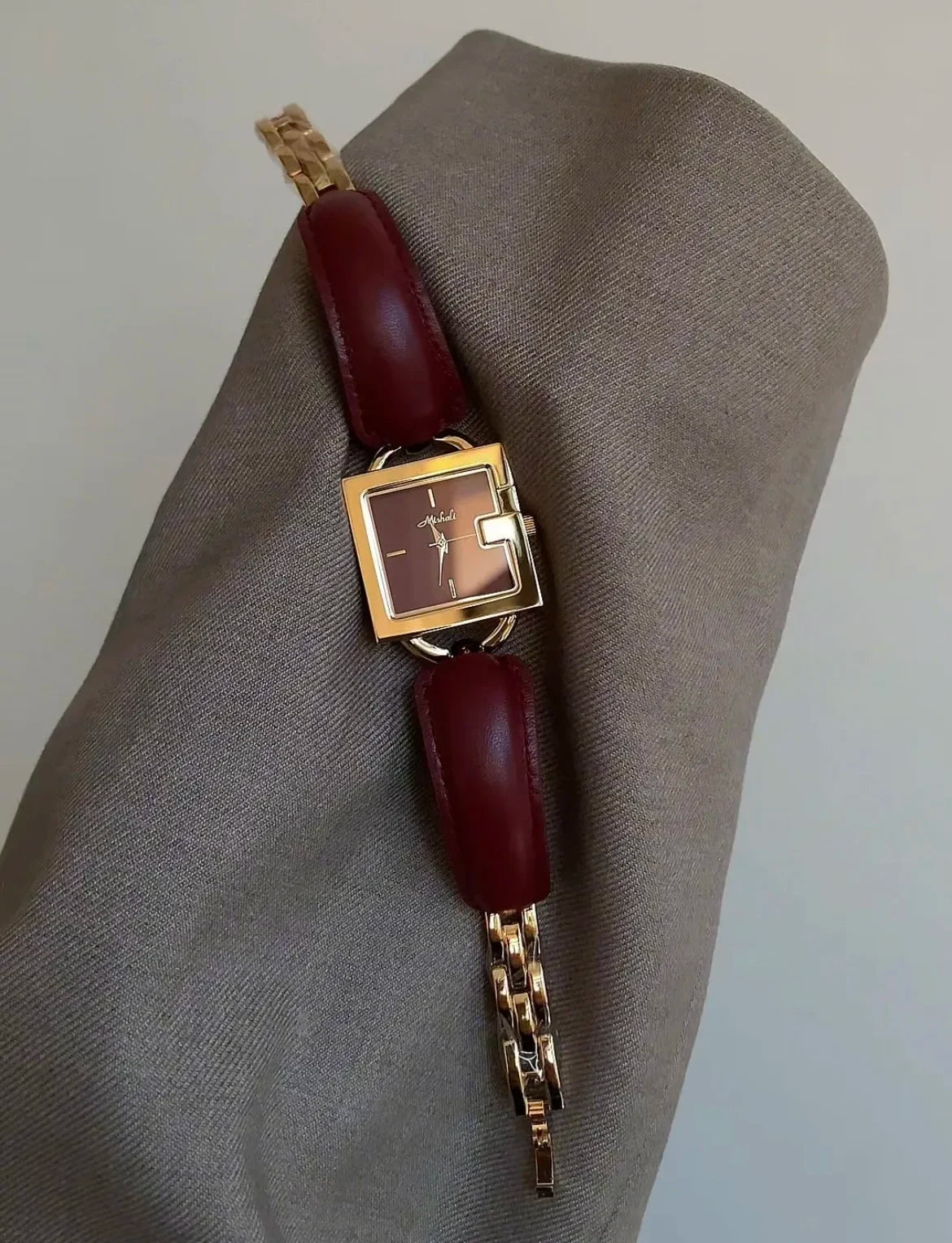Montre femme élégante carré rouge grand cadran design bracelet montre lumière luxe haut de gamme personnalité dames montre série femme