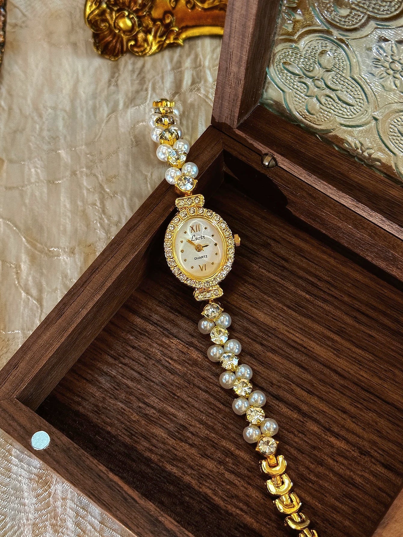Montre luxueuse pour femme avec incrustations de perles et de strass, mode vintage élégante, cadran ovale en nacre, adaptée à un usage quotidien, aux fêtes, aux vacances et aux sorties