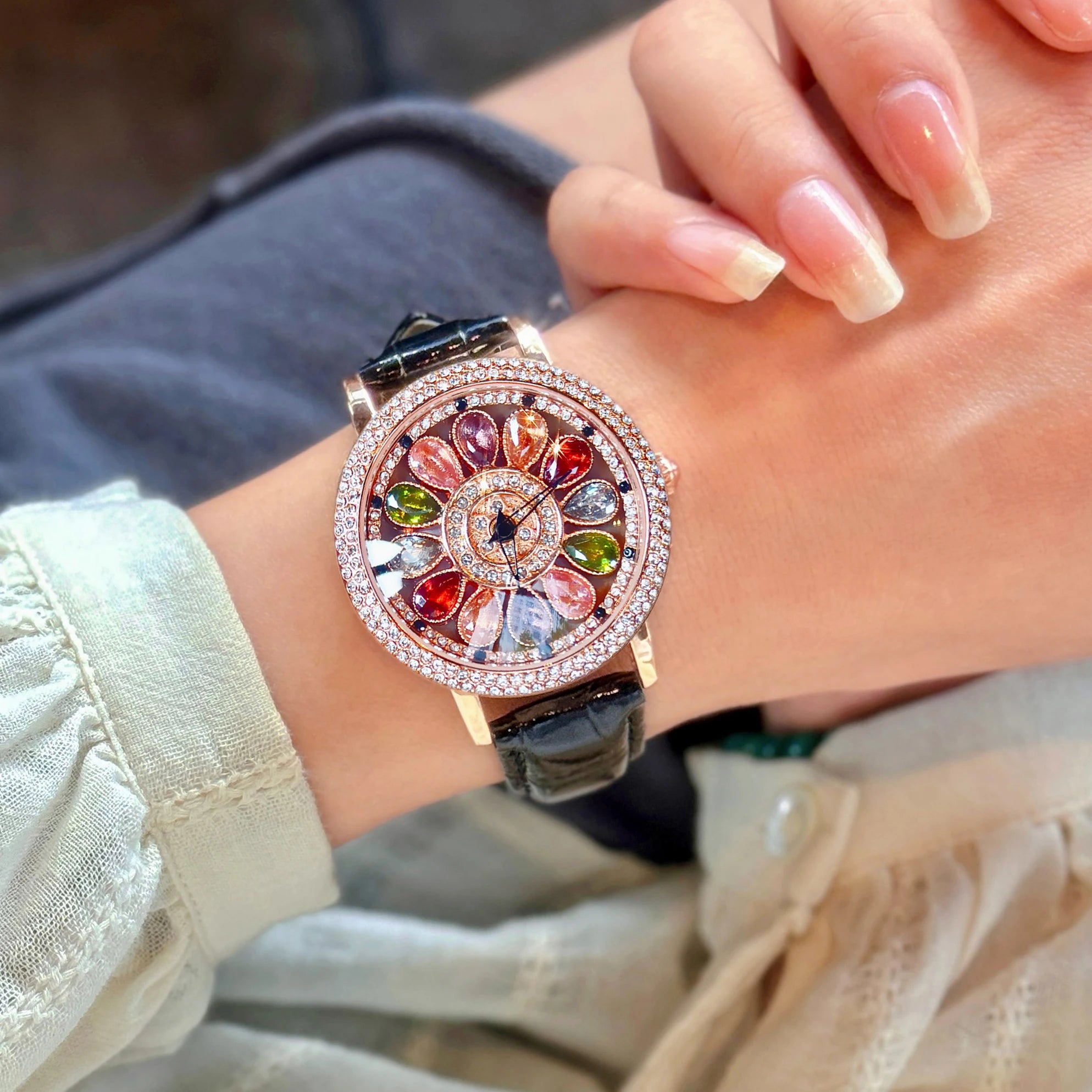 Montre à Quartz pour femmes, éblouissante et à la mode, avec incrustation de strass colorés, avec un cadran rotatif séduisant, Durable, 1 pièce