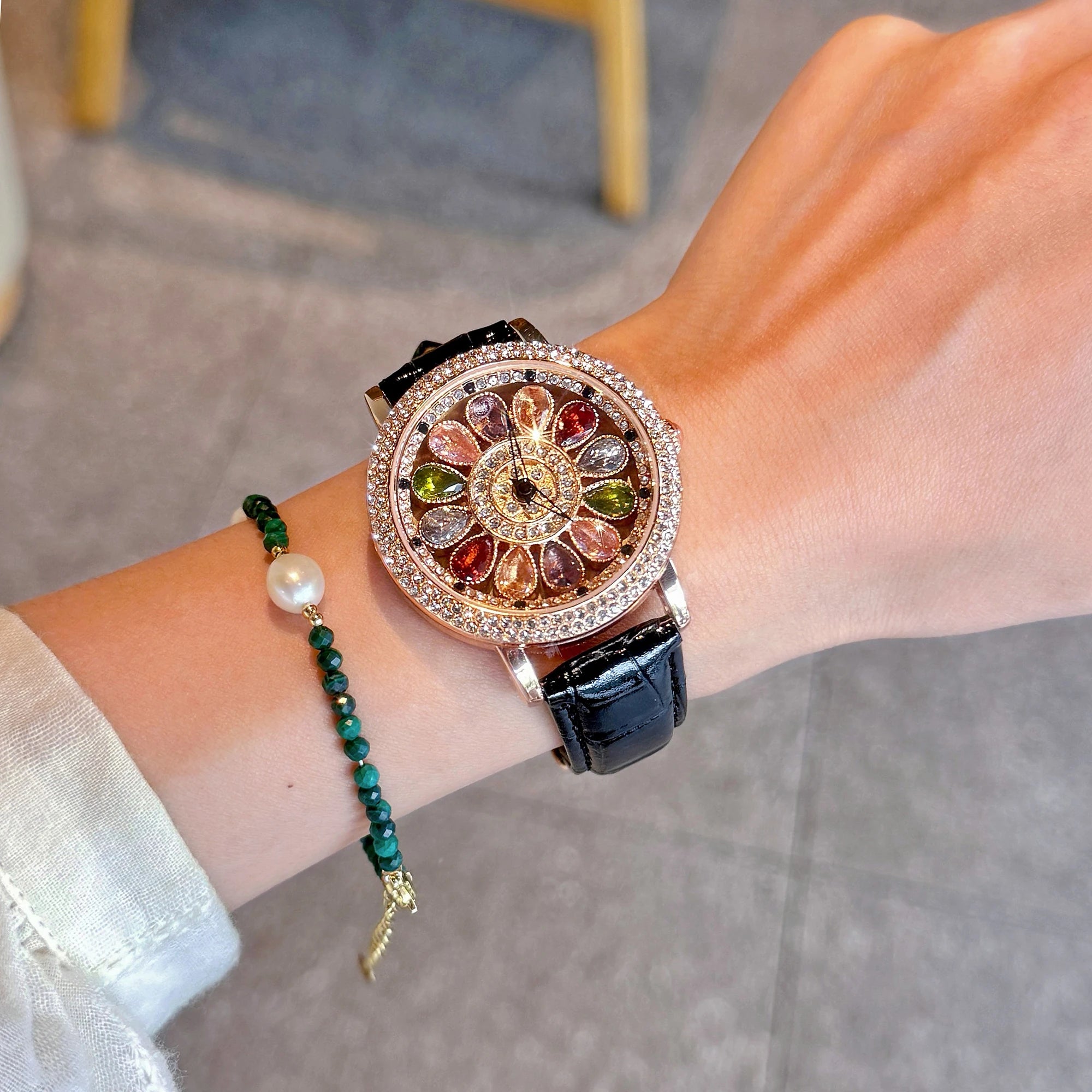 Montre à Quartz pour femmes, éblouissante et à la mode, avec incrustation de strass colorés, avec un cadran rotatif séduisant, Durable, 1 pièce