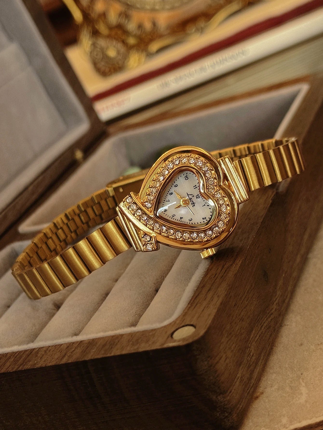 1 Nouveau petit cadran doré en forme de coeur sculpté rétro français pour femme avec strass, à la mode et simple, luxueux et élégant, bracelet compact étanche en acier inoxydable, montre à quartz classique pour femme