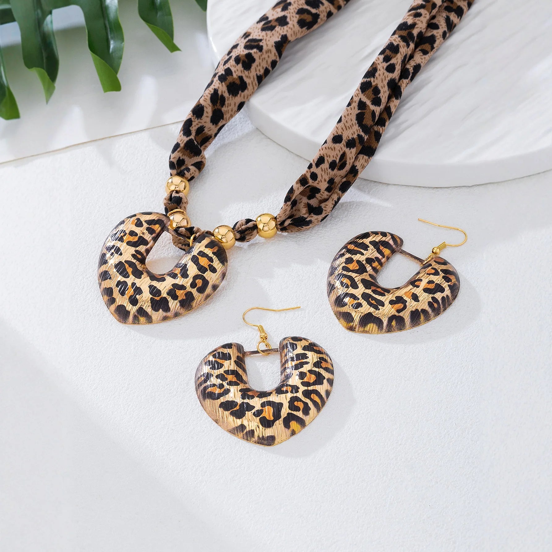 Ensemble de collier et pendentif en forme de cœur, foulard en soie imprimé léopard marron, cadeaux pour femmes et filles, bijoux à la mode, offre spéciale, cadeau de fête, nouvelle collection 2025