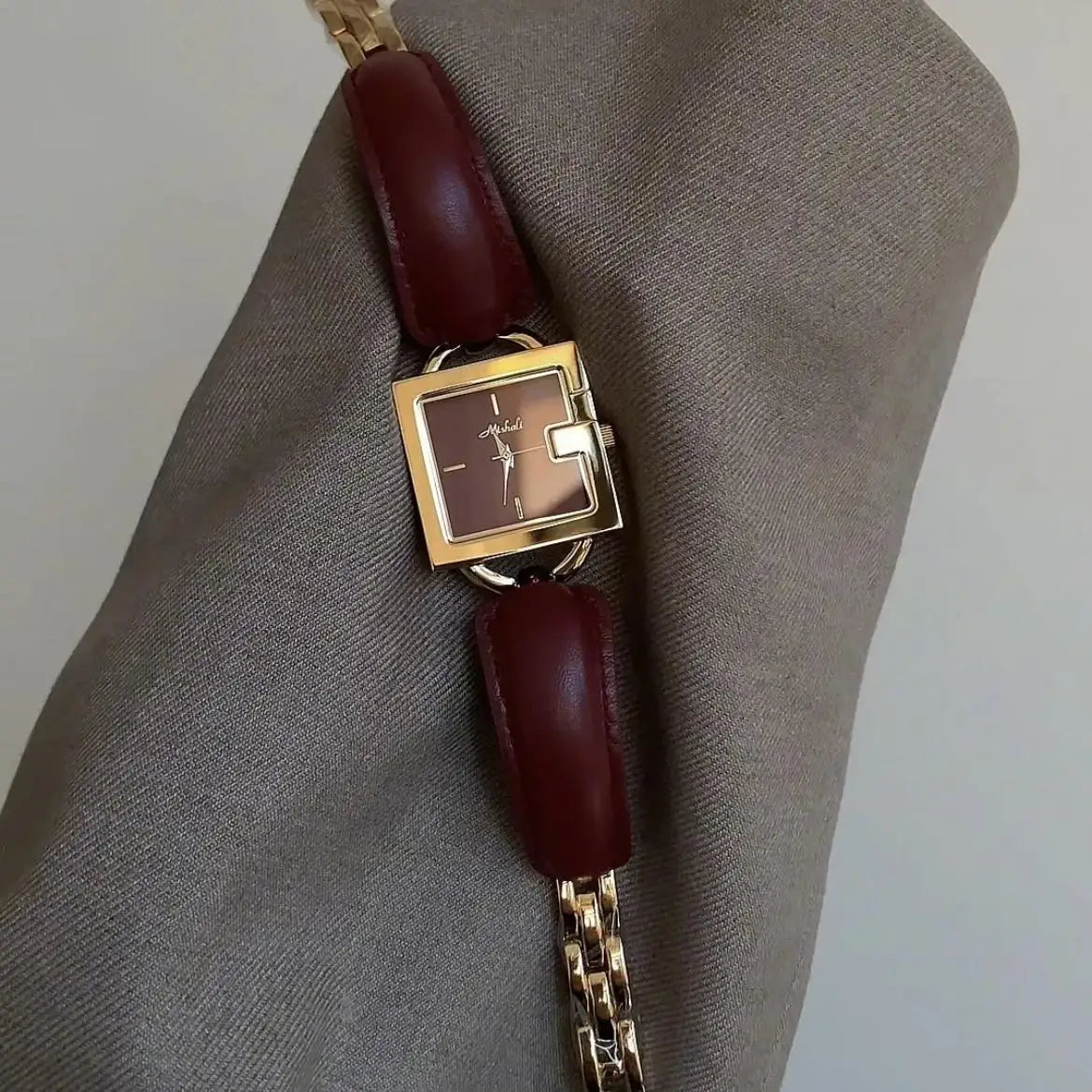 Montre femme élégante carré rouge grand cadran design bracelet montre lumière luxe haut de gamme personnalité dames montre série femme