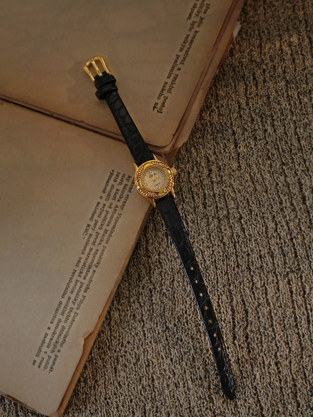 1 Nouvelle montre pour femme à petit cadran doré à motif gravé rétro français, montre étanche élégante et à la mode, exquise et compacte pour les jeunes dames