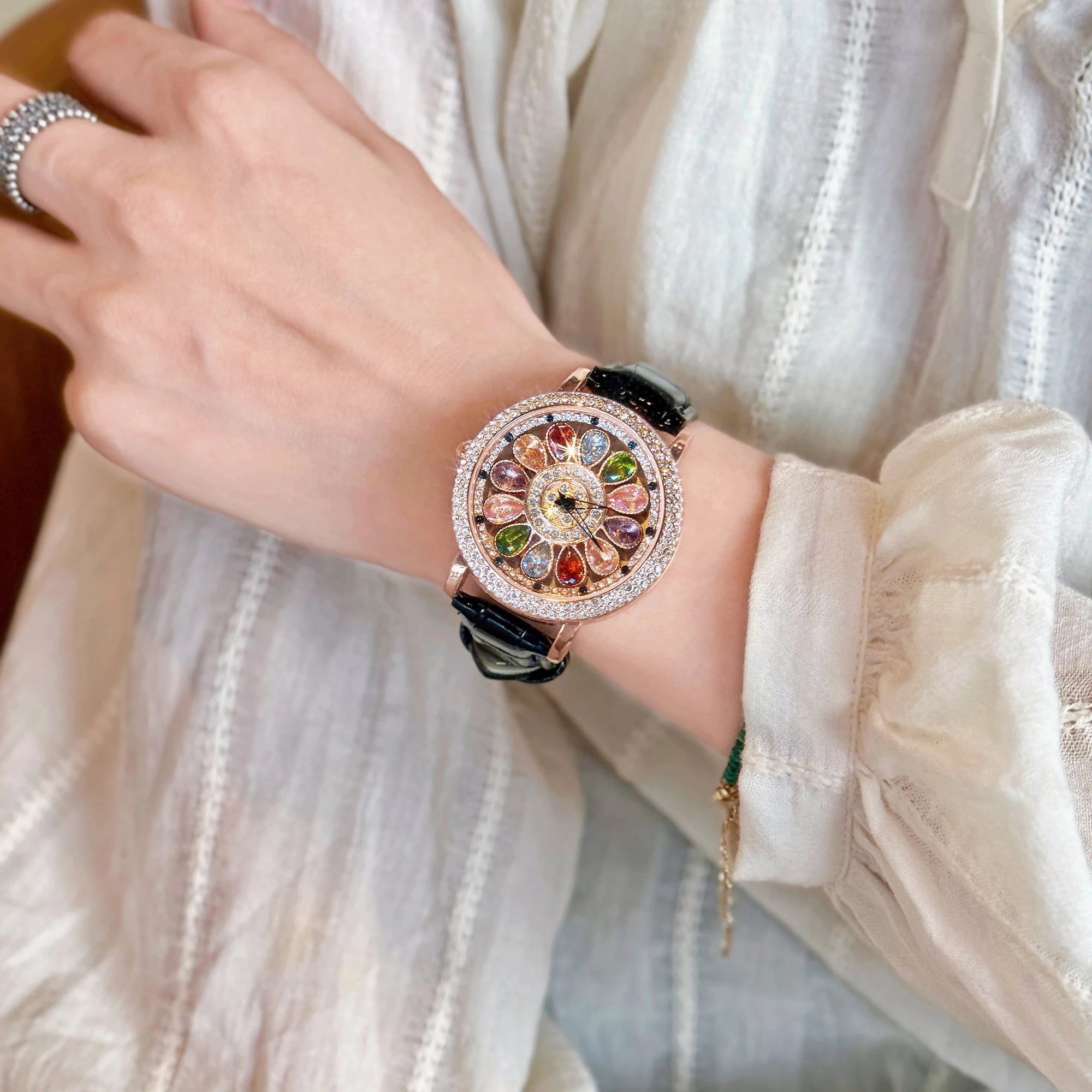 Montre à Quartz pour femmes, éblouissante et à la mode, avec incrustation de strass colorés, avec un cadran rotatif séduisant, Durable, 1 pièce