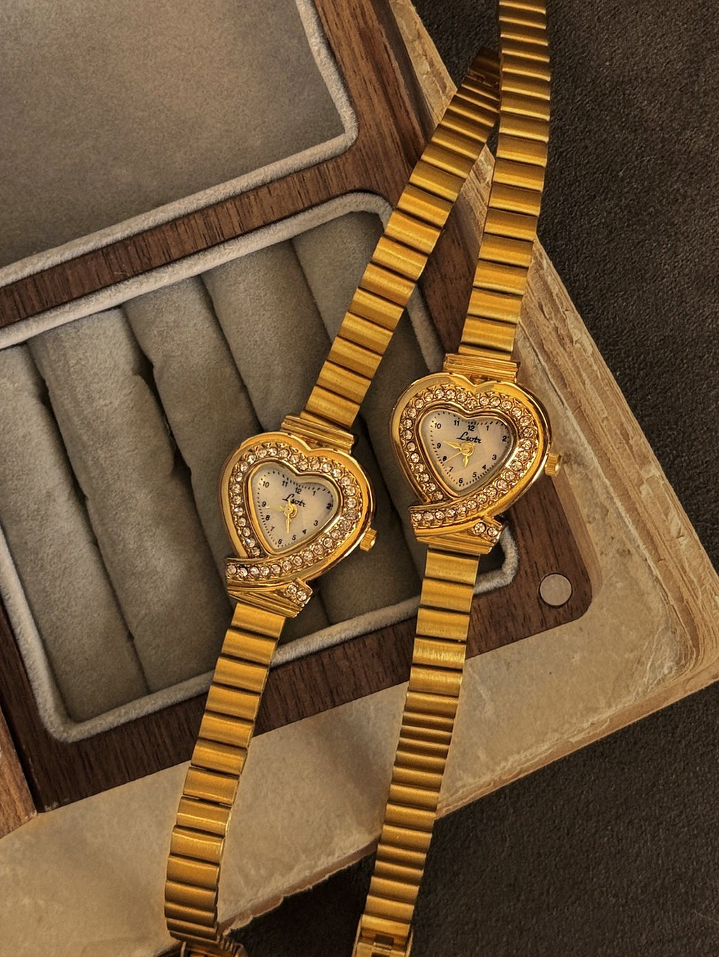 1 Nouveau petit cadran doré en forme de coeur sculpté rétro français pour femme avec strass, à la mode et simple, luxueux et élégant, bracelet compact étanche en acier inoxydable, montre à quartz classique pour femme
