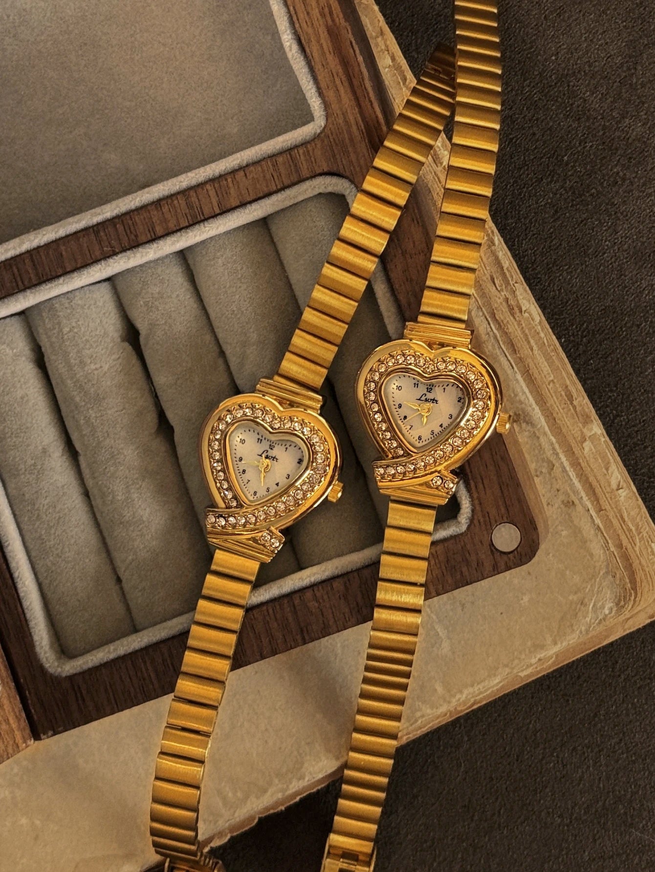1 Nouveau petit cadran doré en forme de coeur sculpté rétro français pour femme avec strass, à la mode et simple, luxueux et élégant, bracelet compact étanche en acier inoxydable, montre à quartz classique pour femme