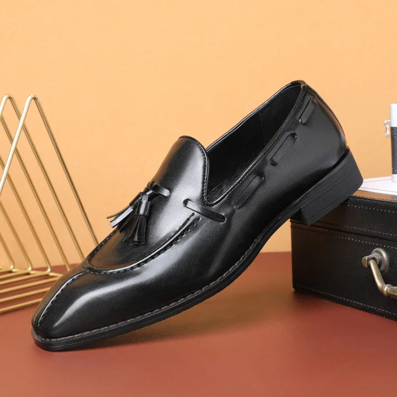 Mocassins à pompons pour hommes, chaussures d'affaires décontractées en cuir pour fête de mariage, chaussures plates classiques rétro de Style britannique