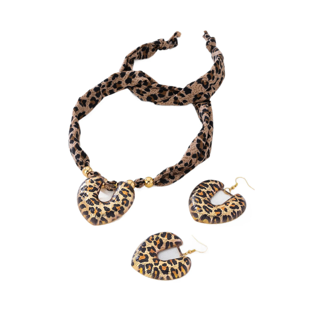 Ensemble de collier et pendentif en forme de cœur, foulard en soie imprimé léopard marron, cadeaux pour femmes et filles, bijoux à la mode, offre spéciale, cadeau de fête, nouvelle collection 2025