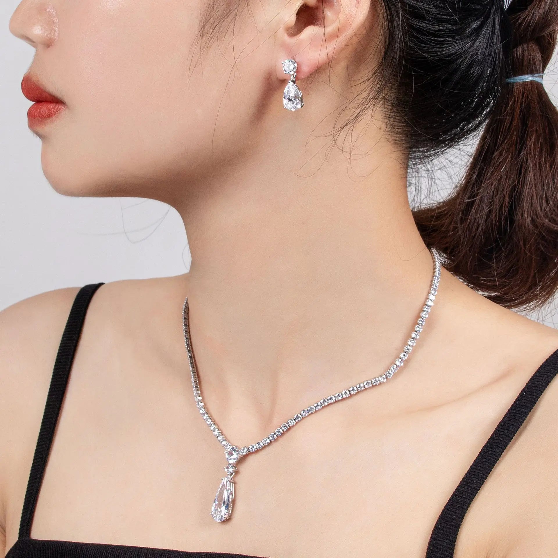 Ensemble de micro gouttelettes d'eau rouges pour femmes, clavicule simple, design de luxe léger, vintage, élégant, à la mode, mariée