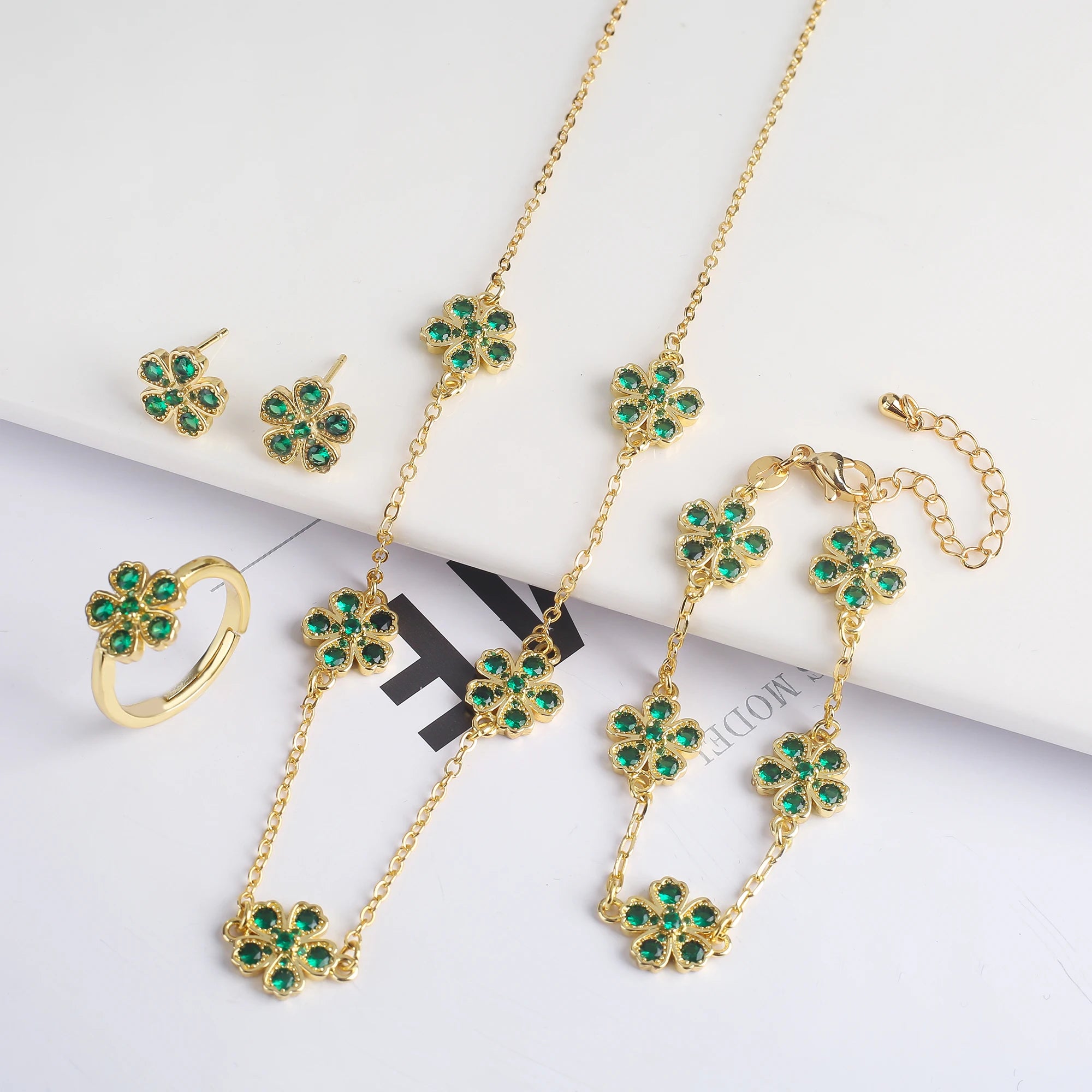Cristal Zircon cinq feuilles fleur étamine fleur de prunier ensemble Bracelet collier boucle d'oreille mignon femmes 18K plaqué or bijoux trèfle