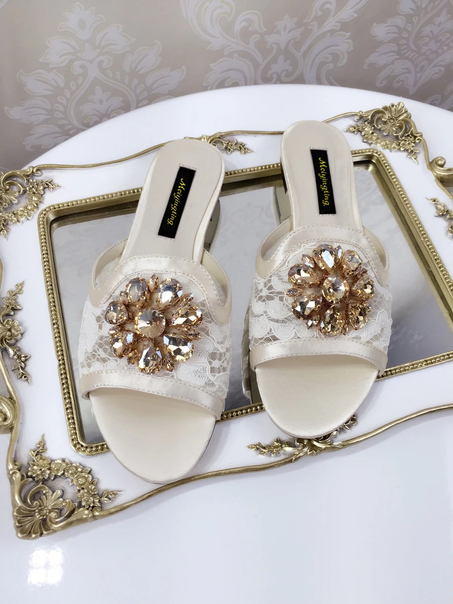 Pantoufles pour femmes, sandales coulissantes à bout ouvert décorées de strass en dentelle jaune et pierrees  nouvelle collection 2026