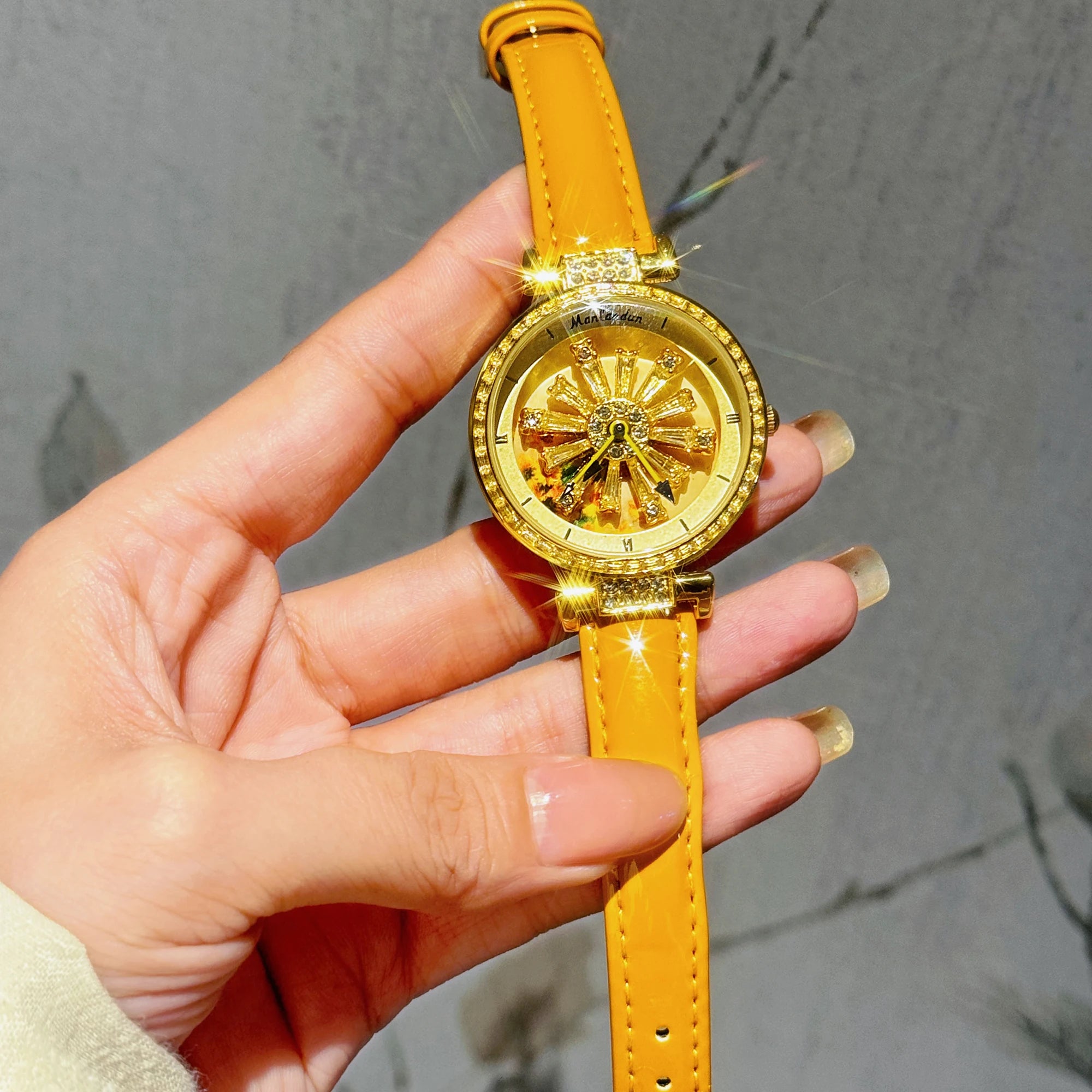 Montre élégante pour femmes, dos transparent, diamants incrustés, cadran galactique rotatif, Design Sunflower, boîtier en acier inoxydable, bracelet en cuir orange, montre à quartz étanche pour les rencontres des fem