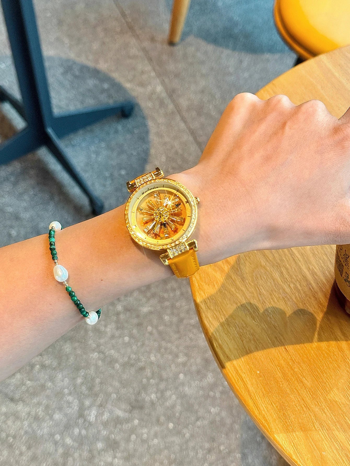 Montre élégante pour femmes, dos transparent, diamants incrustés, cadran galactique rotatif, Design Sunflower, boîtier en acier inoxydable, bracelet en cuir orange, montre à quartz étanche pour les rencontres des fem